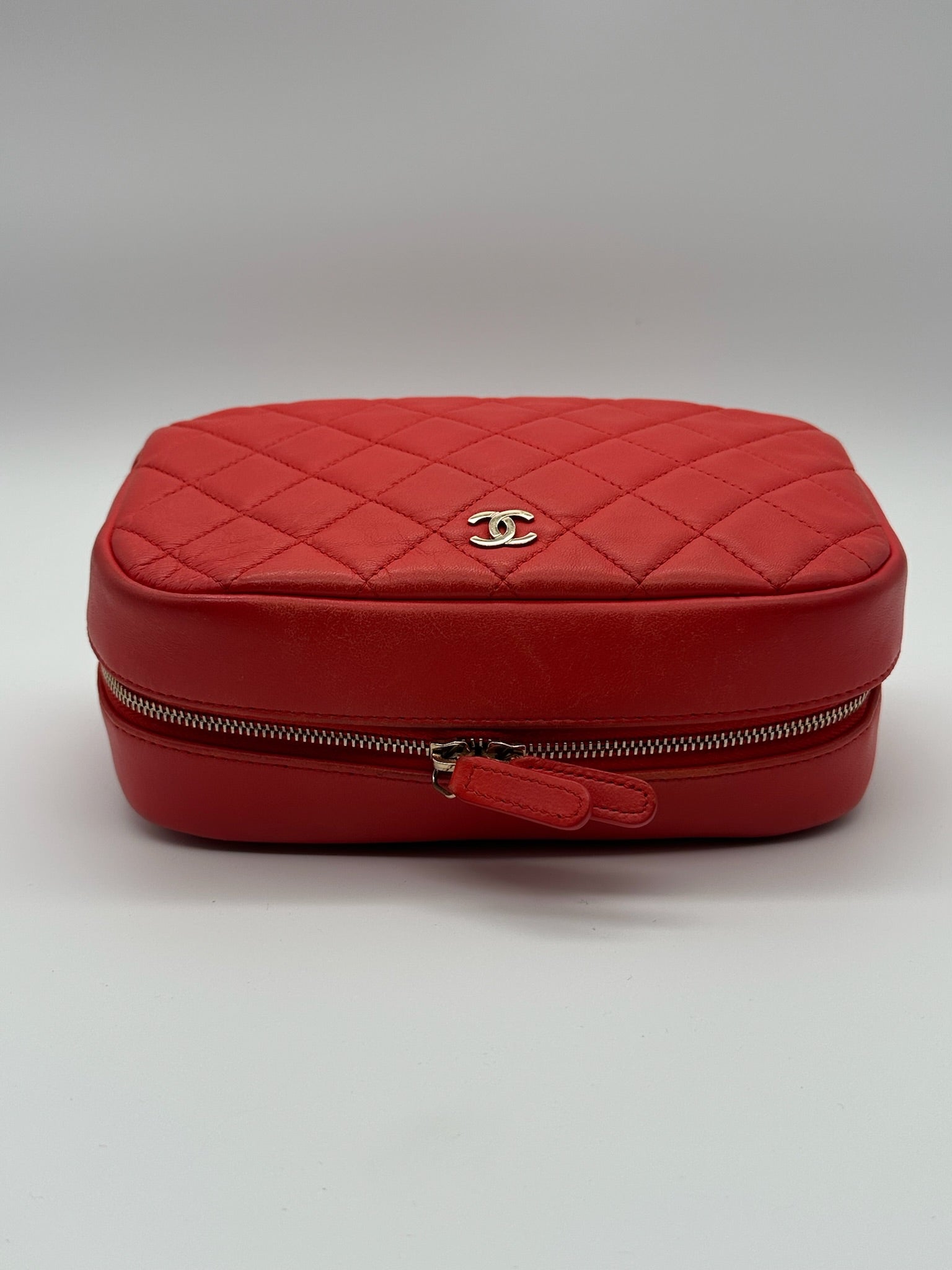 Chanel Pochette Trousse Curvy in pelle di agnello color rosso/corallo