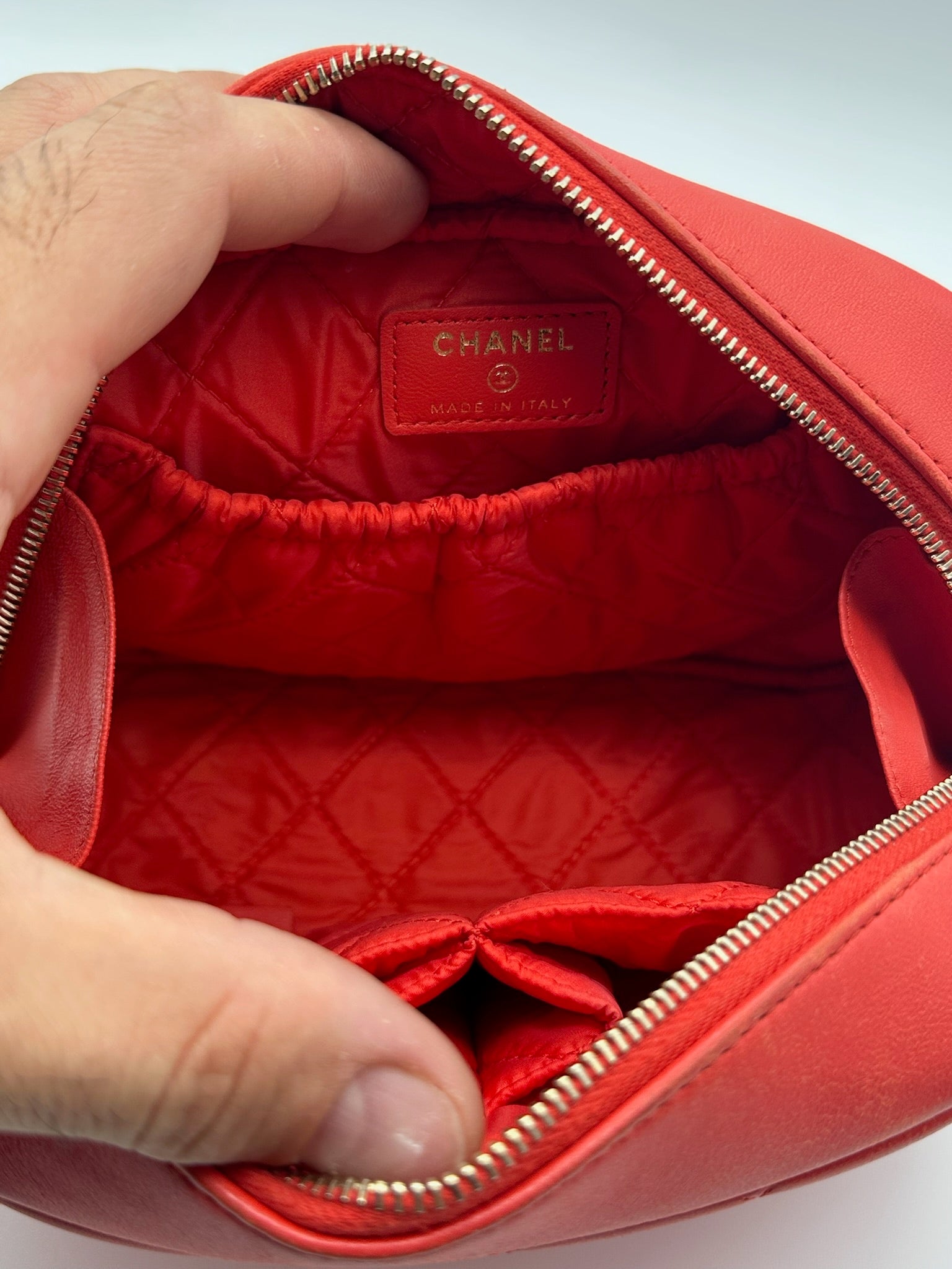 Chanel Pochette Trousse Curvy in pelle di agnello color rosso/corallo