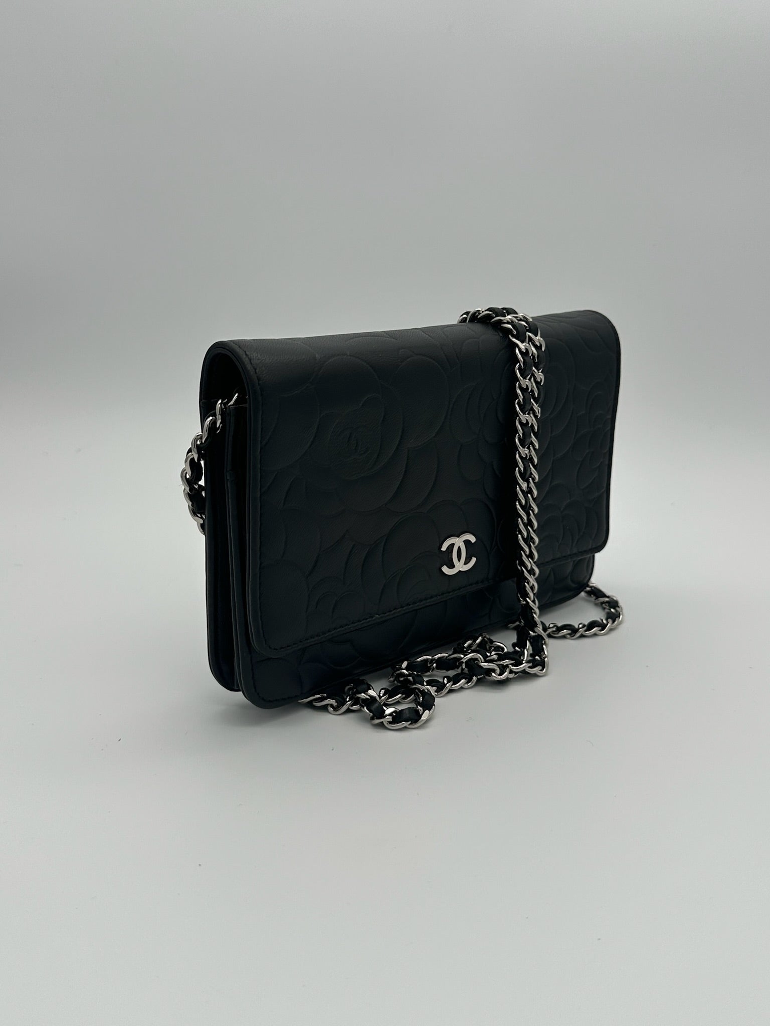 Chanel Wallet on Chain Camelia in pelle di agnello nera