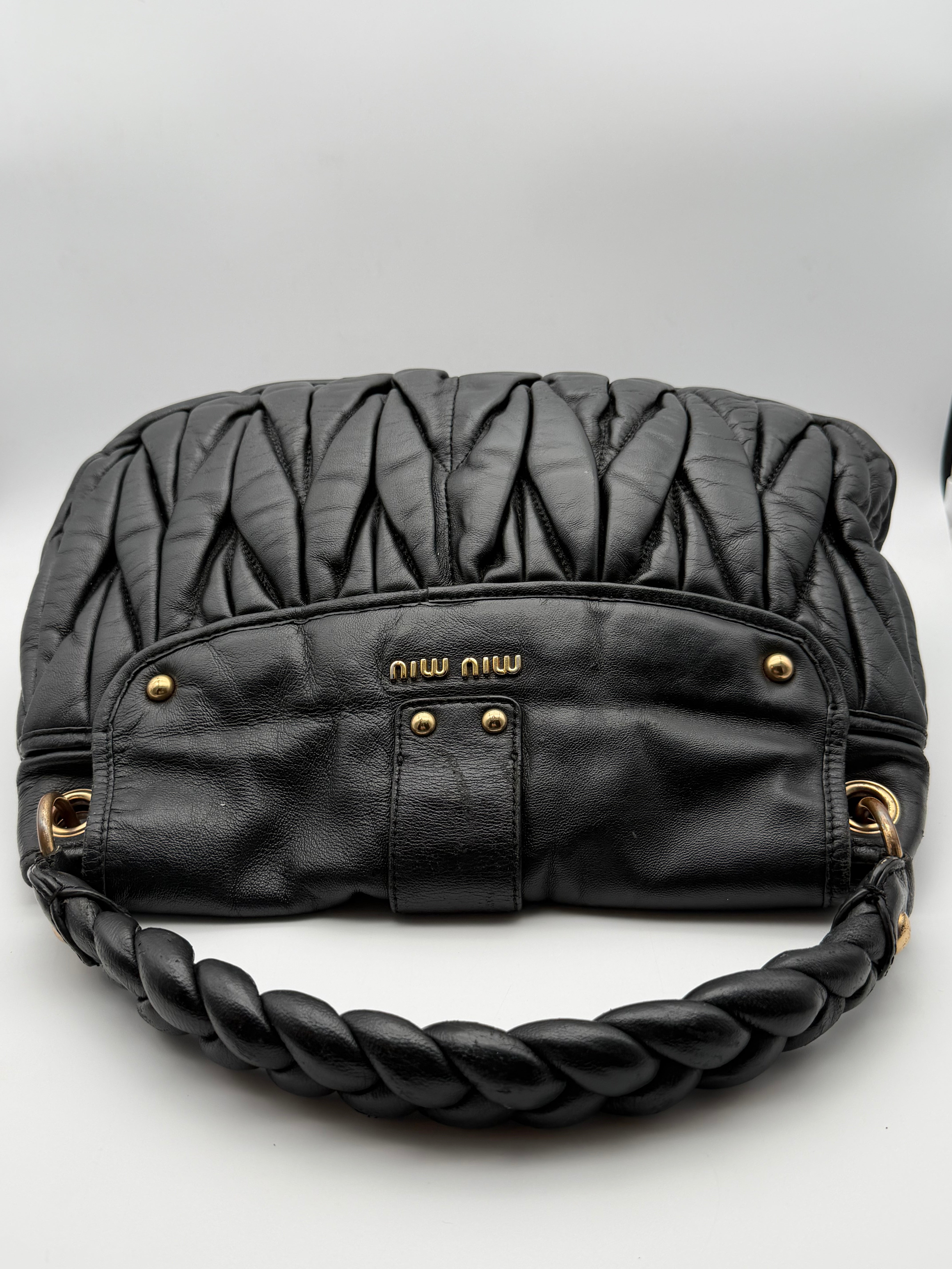 Bellissima borsa Miu Miu Coffer in pelle di vitello nera