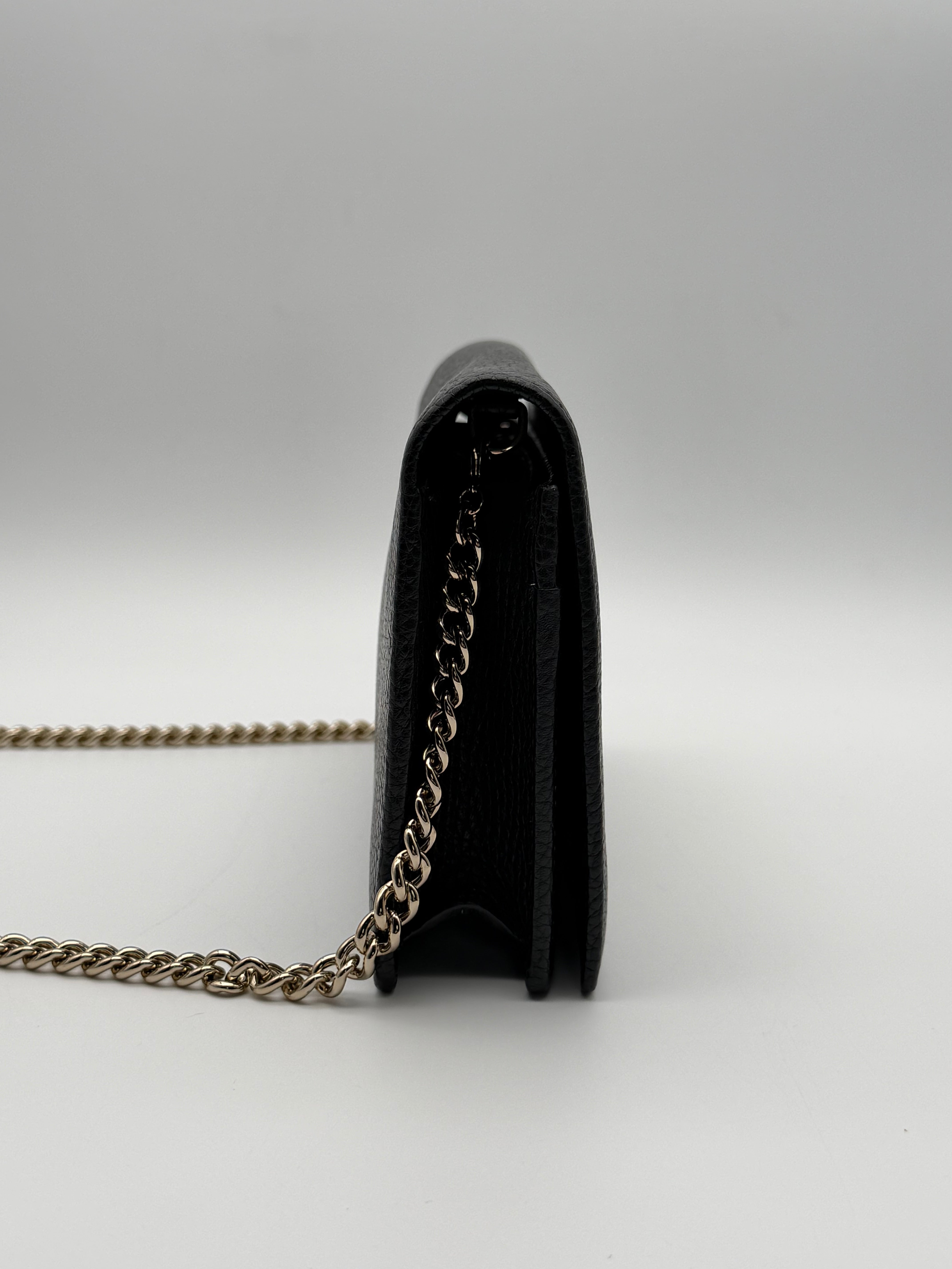 Gucci Soho Wallet on Chain GG in pelle martellata nera