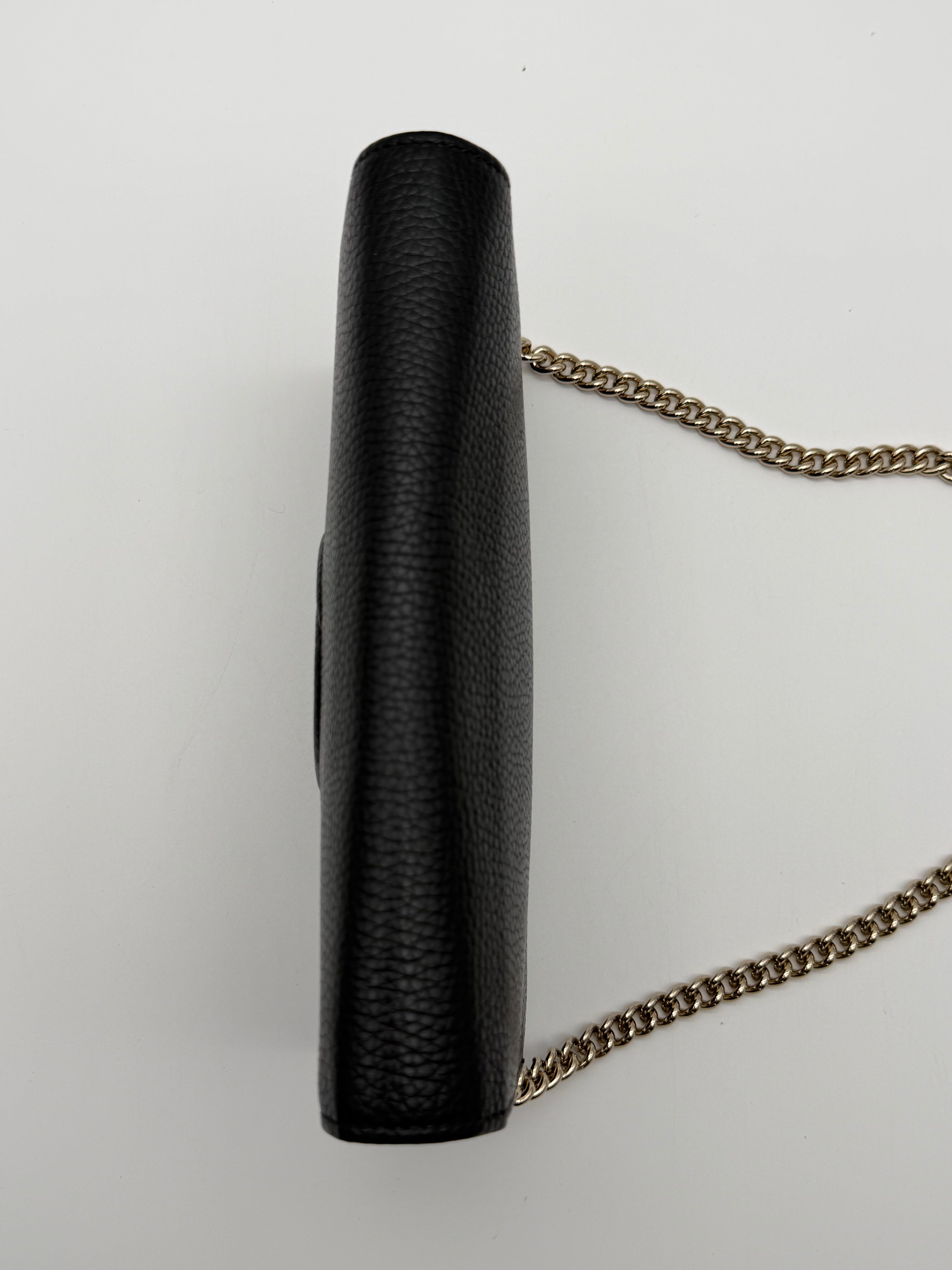 Gucci Soho Wallet on Chain GG in pelle martellata nera
