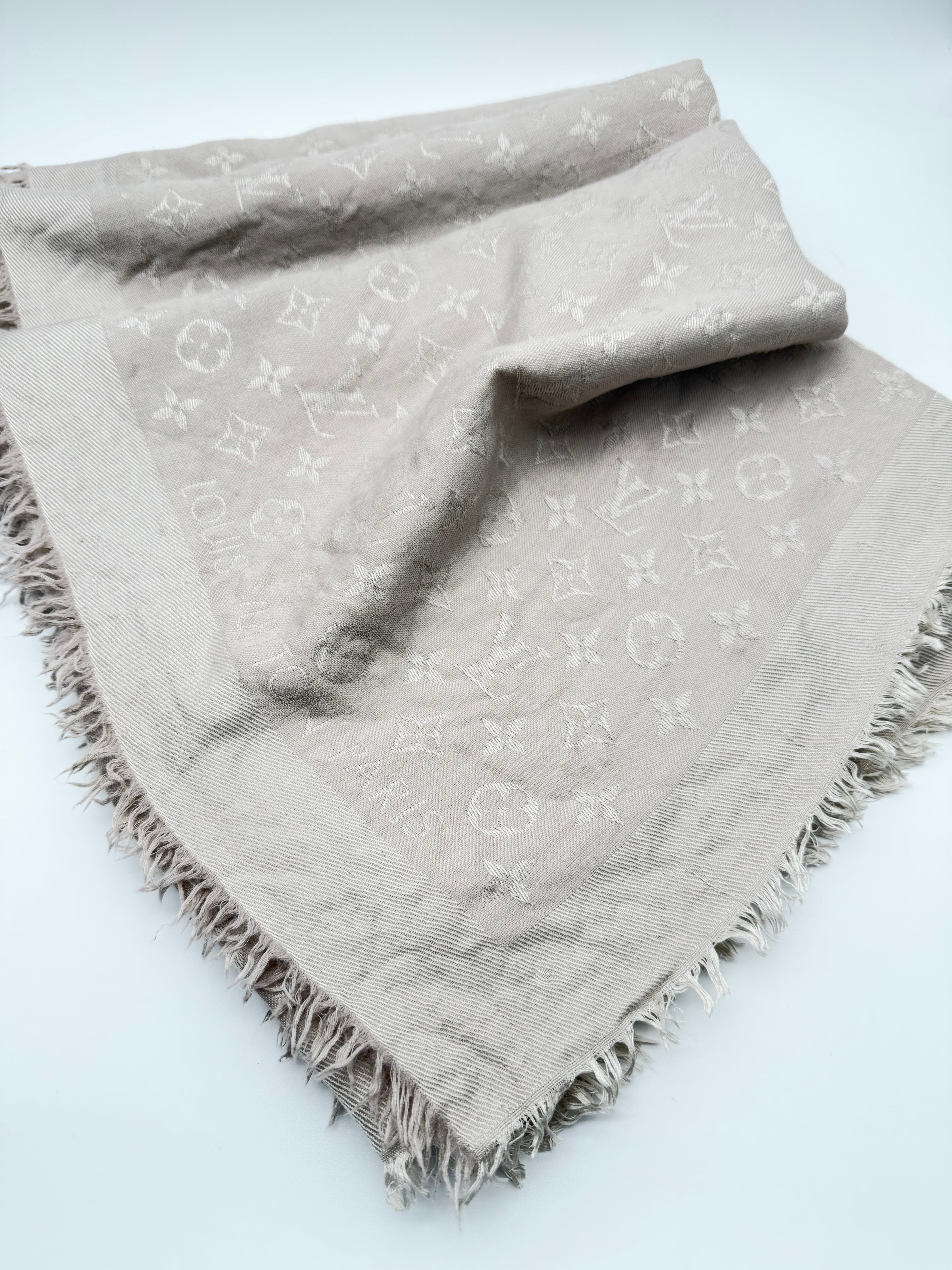 Louis Vuitton Stola in tessuto monogram grigio perla