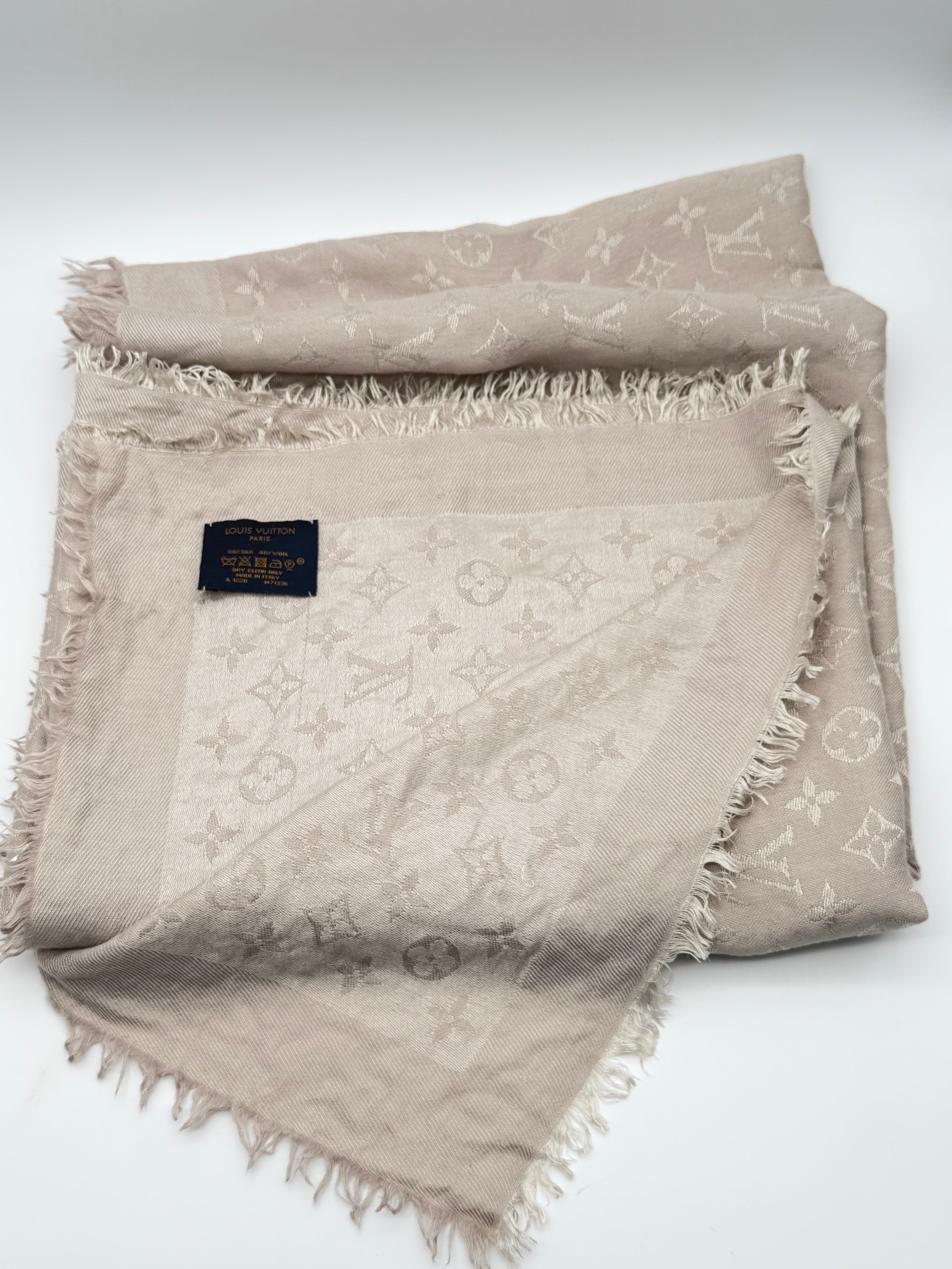 Louis Vuitton Stola in tessuto monogram grigio perla