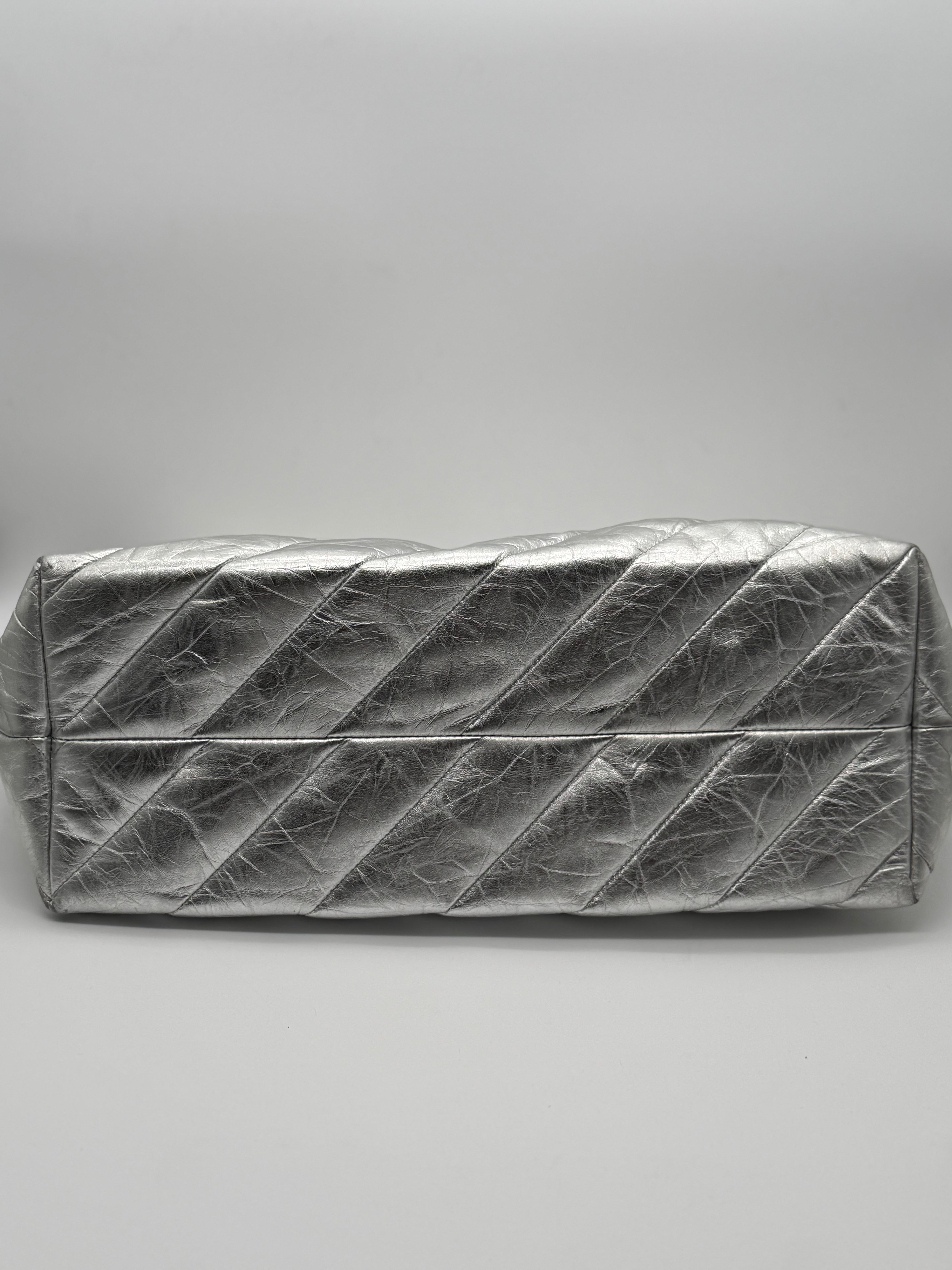 Balenciaga Shopper Crush in pelle di vitello matelassè laminata color silver - SGER S.r.l.
