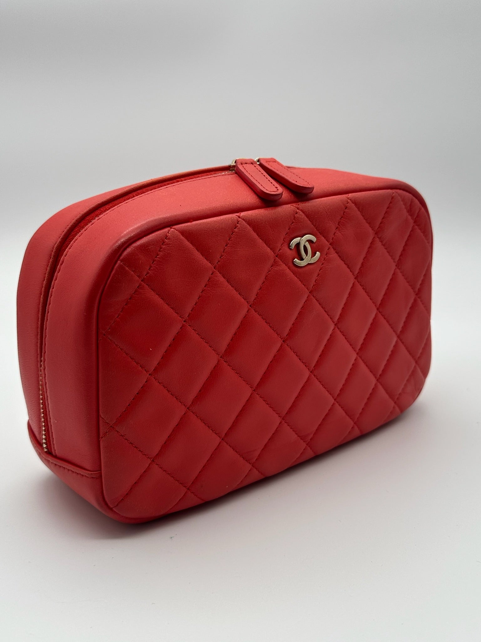 Chanel Pochette Trousse Curvy in pelle di agnello color rosso/corallo