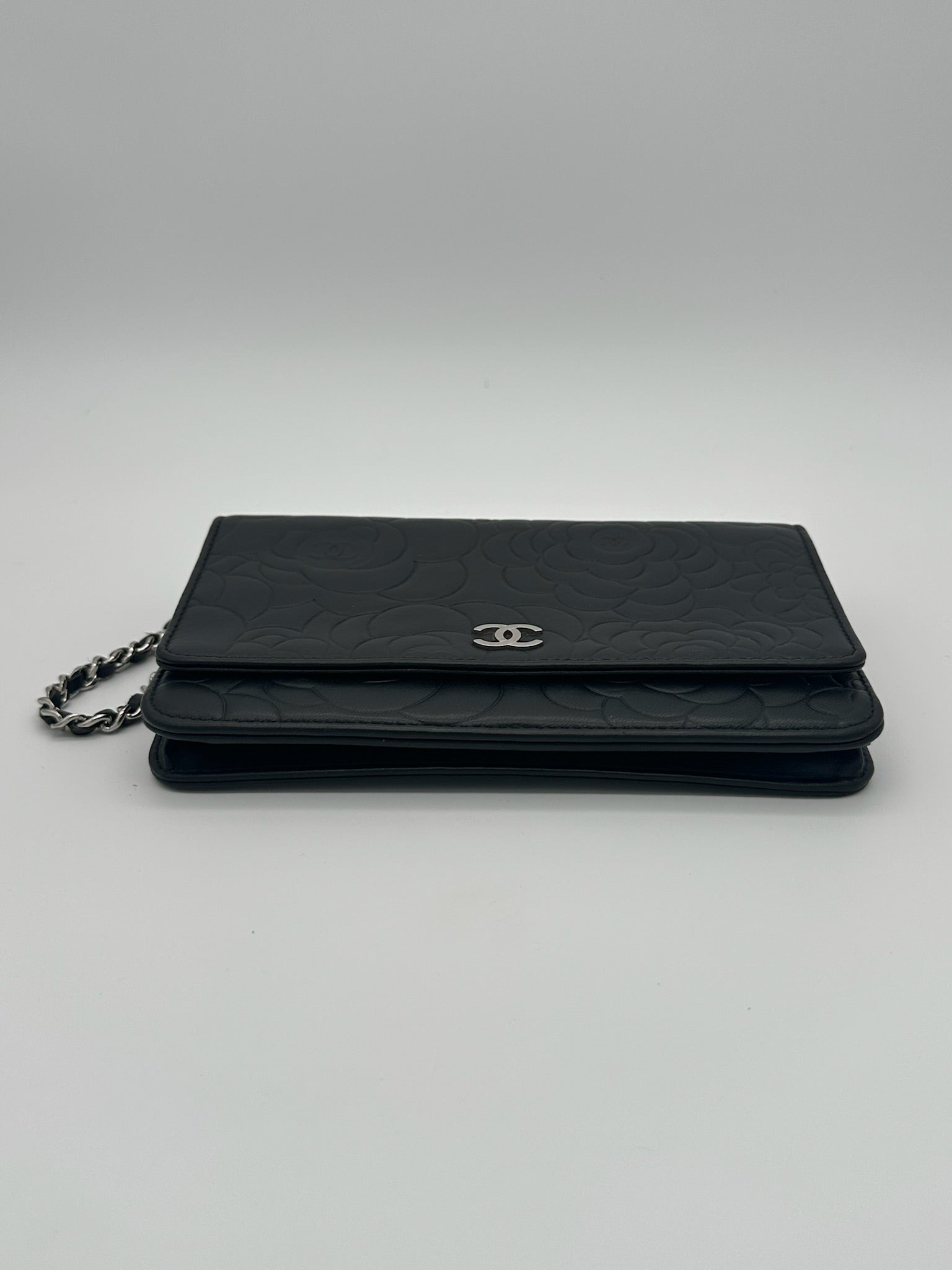 Chanel Wallet on Chain Camelia in pelle di agnello nera
