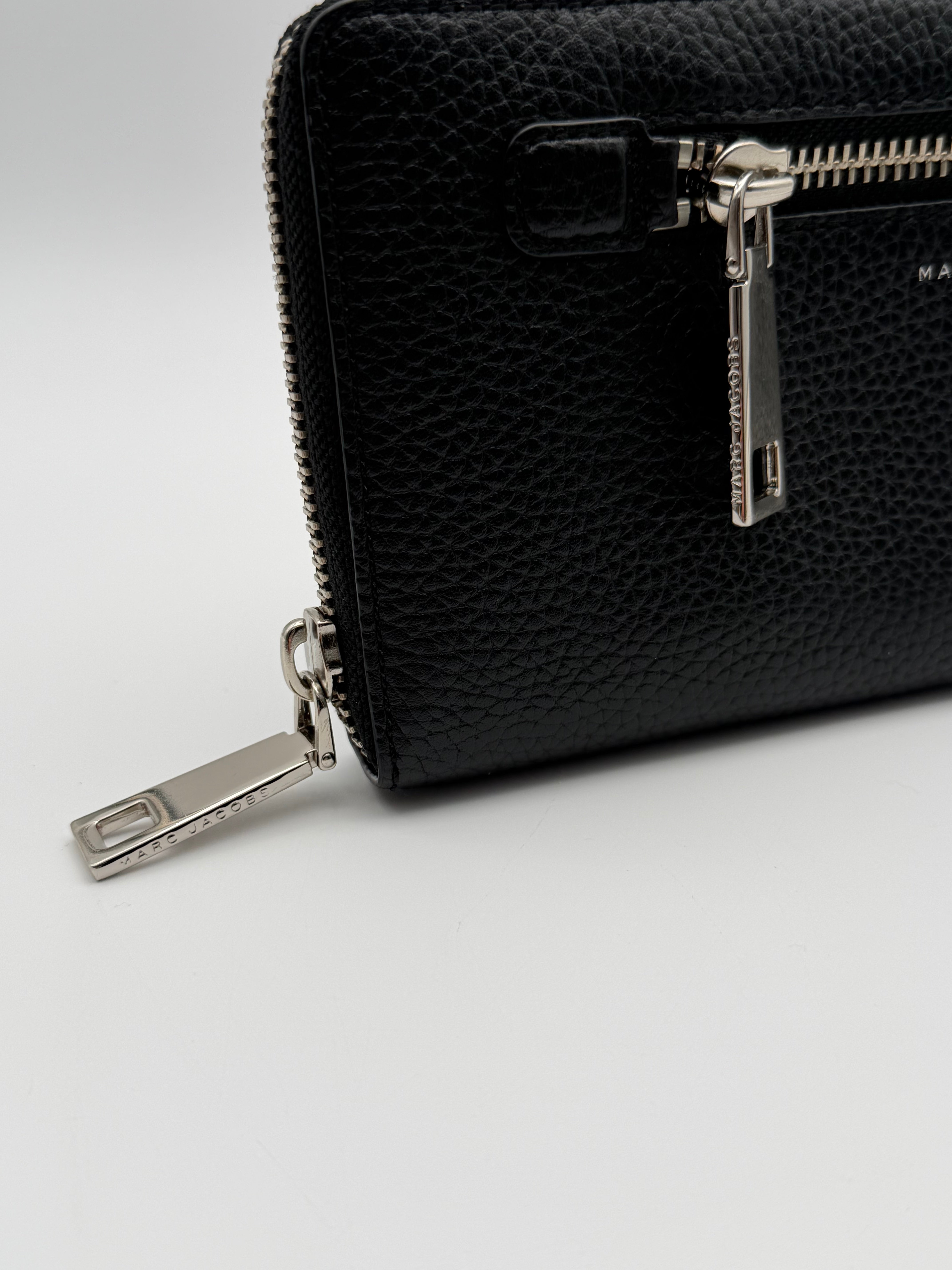 Marc Jacobs Organizer Continental Gotham in pelle martellata nera - SGER S.r.l.