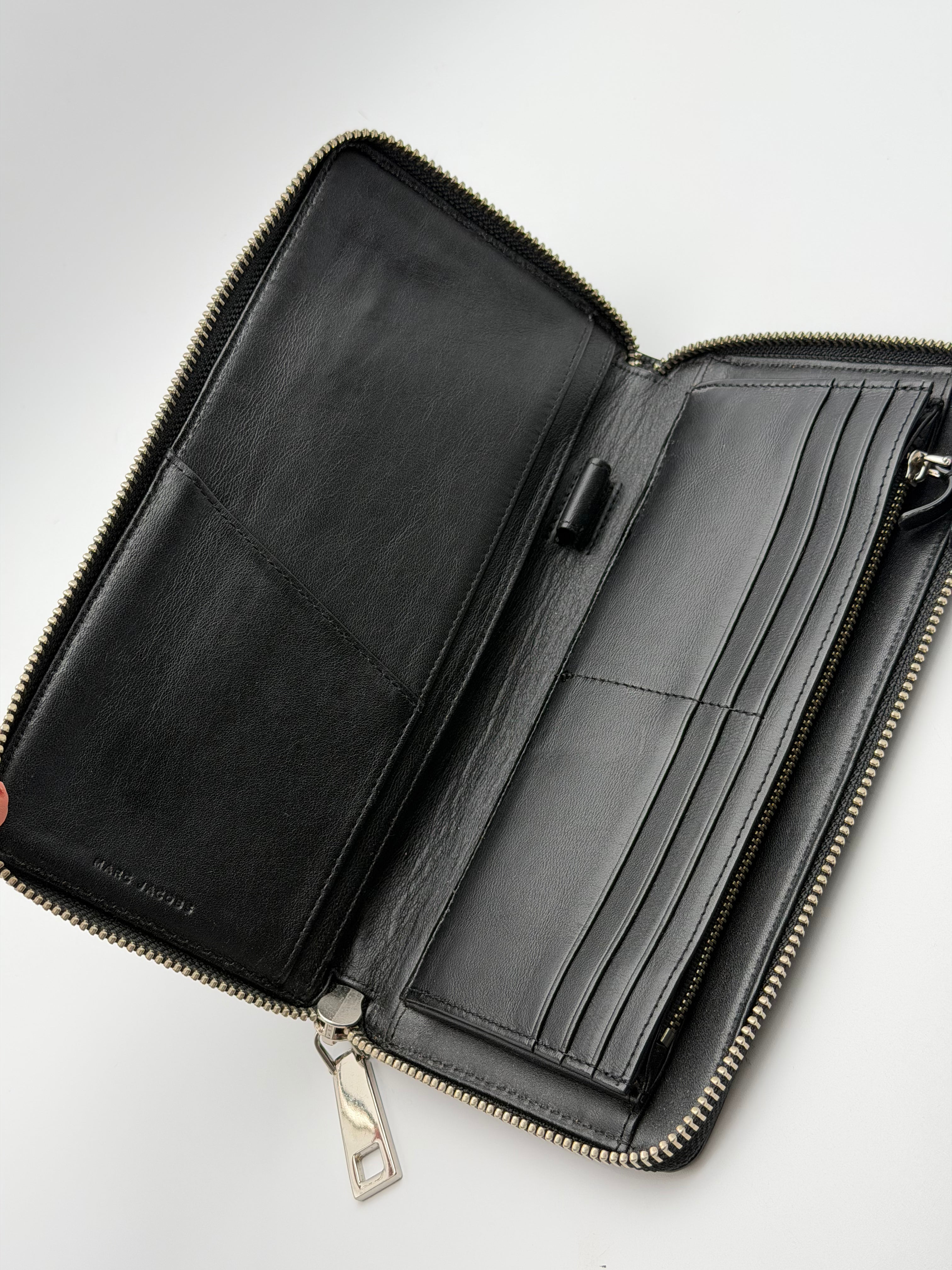 Marc Jacobs Organizer Continental Gotham in pelle martellata nera - SGER S.r.l.