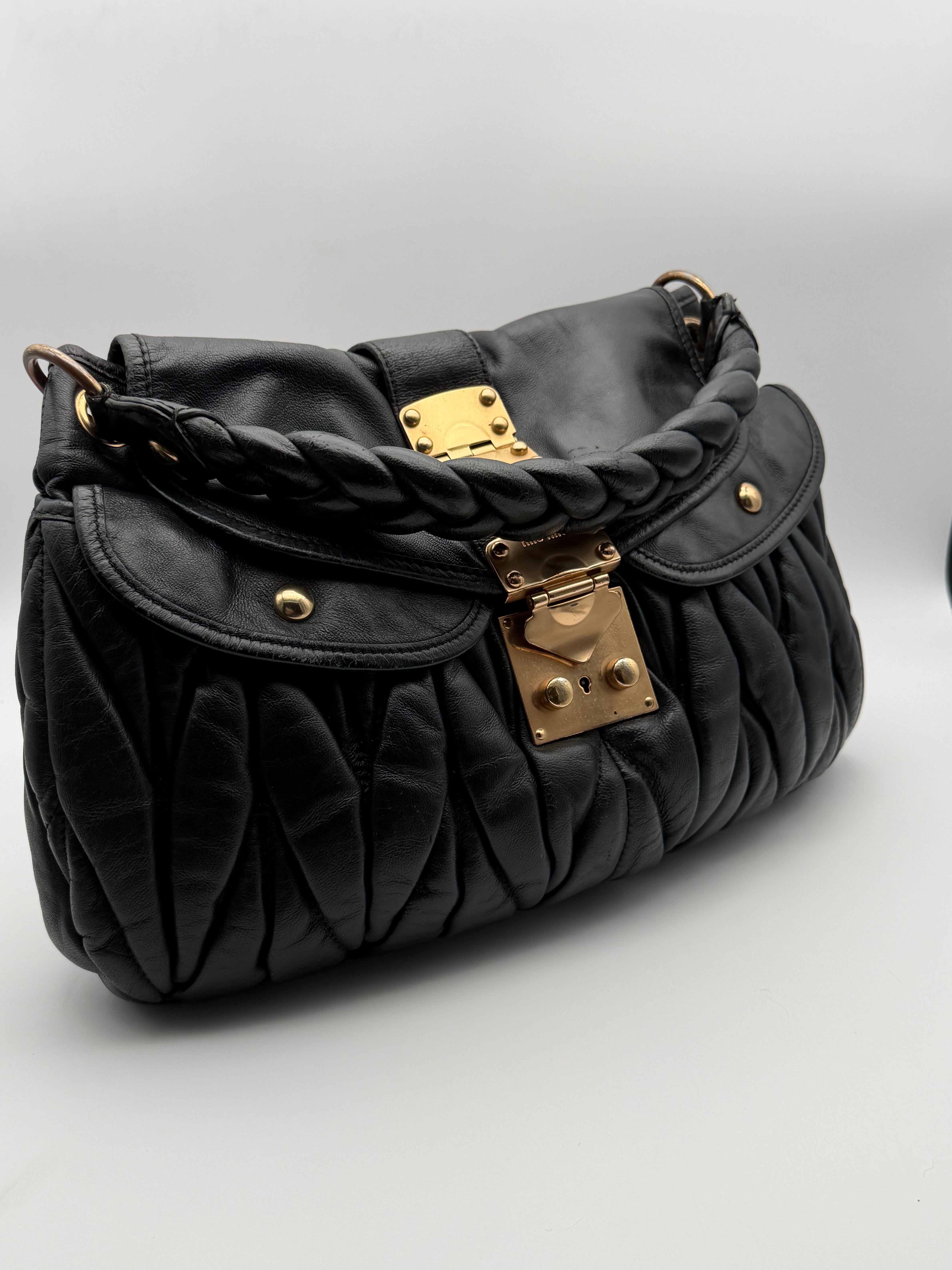 Bellissima borsa Miu Miu Coffer in pelle di vitello nera
