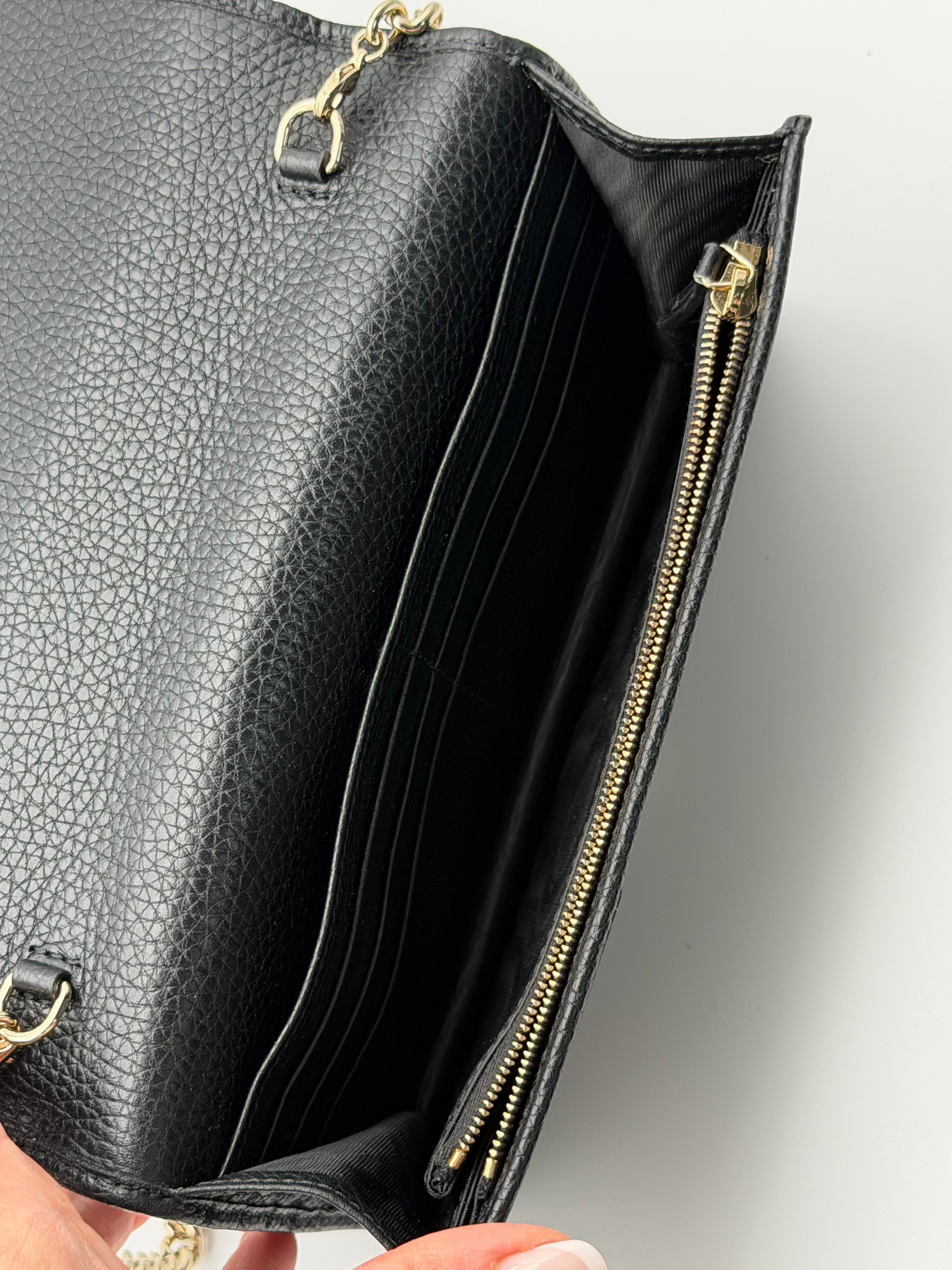 Gucci Soho Wallet on Chain GG in pelle martellata nera