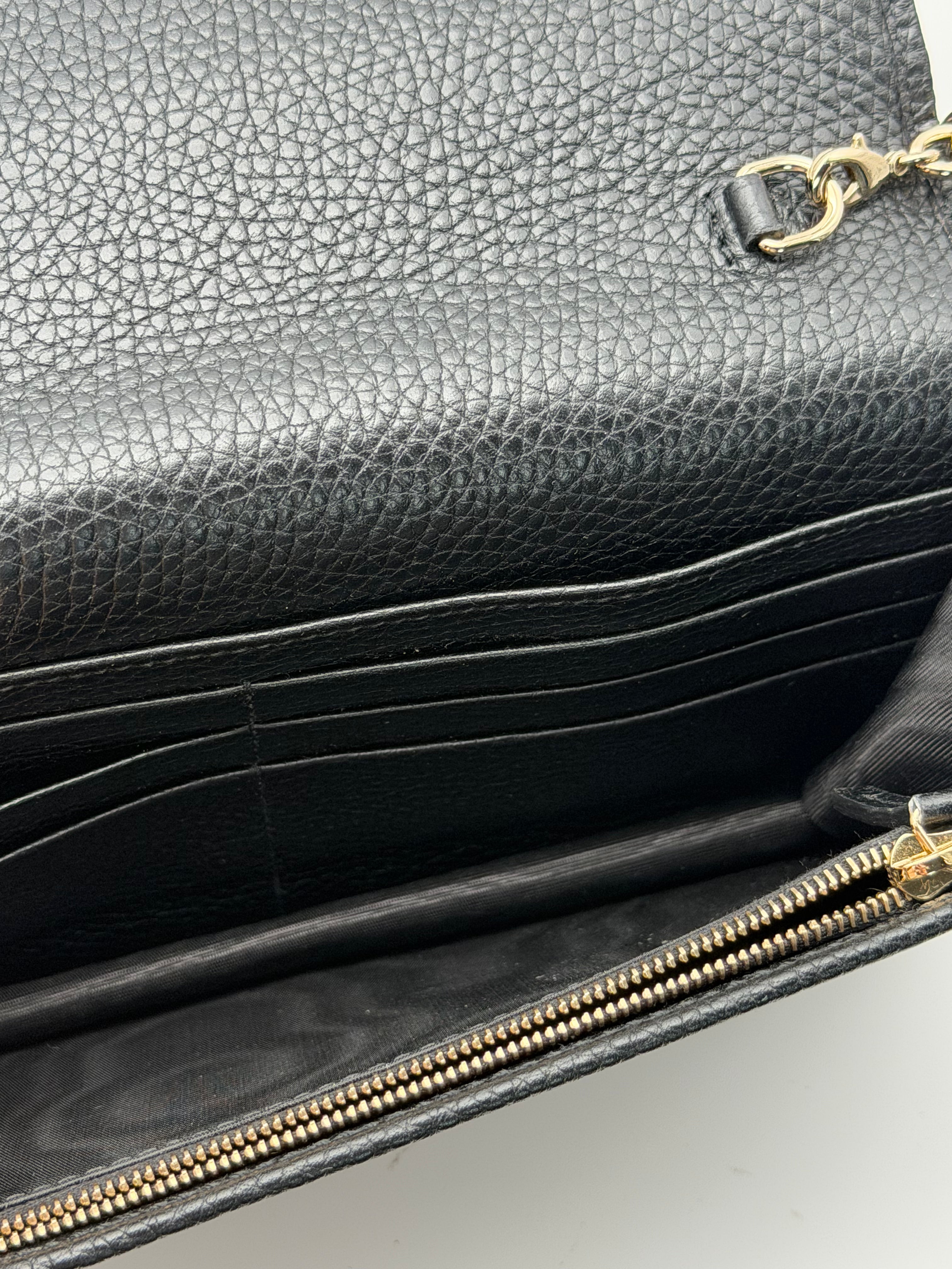 Gucci Soho Wallet on Chain GG in pelle martellata nera