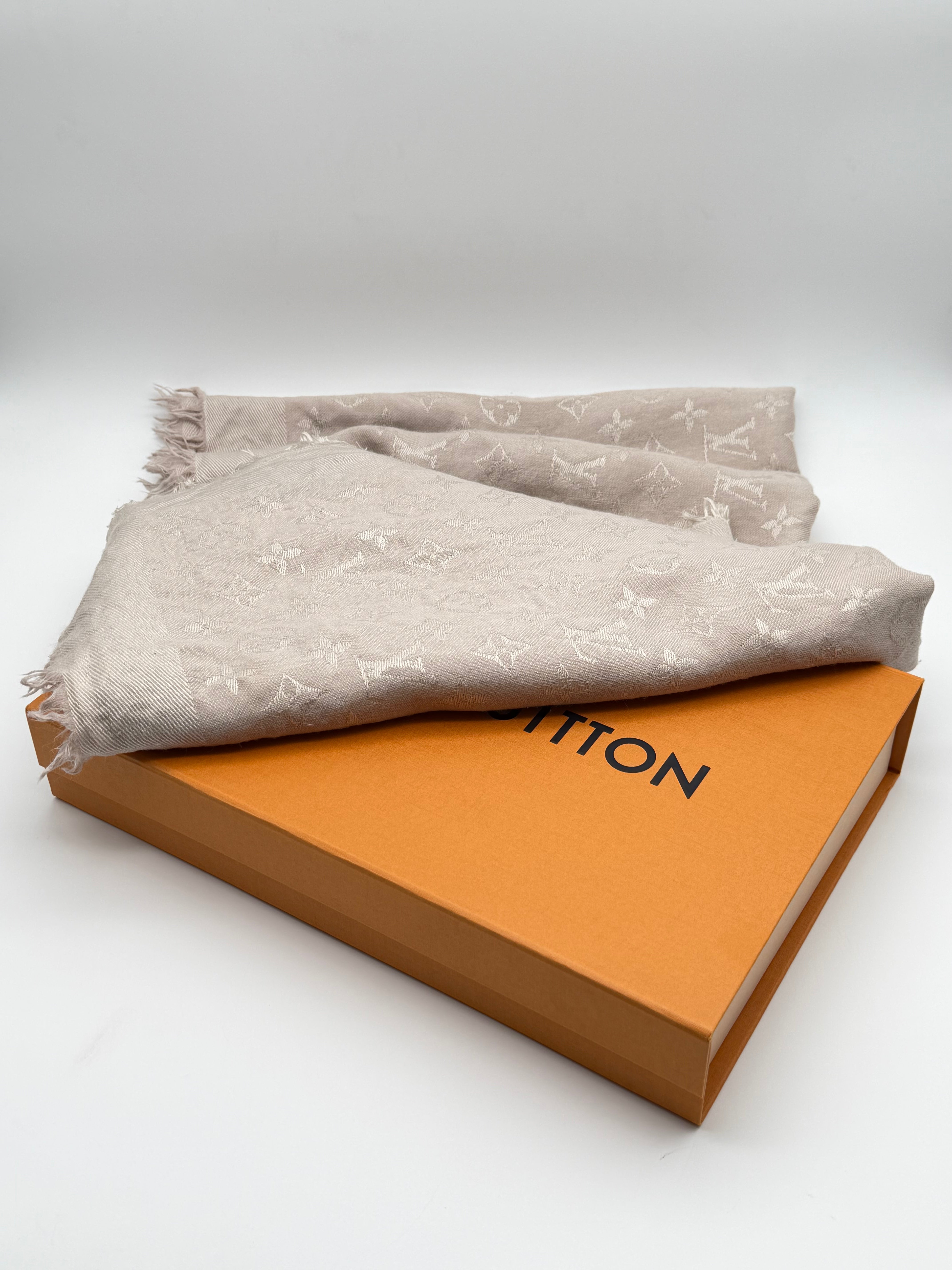 Louis Vuitton Stola in tessuto monogram grigio perla