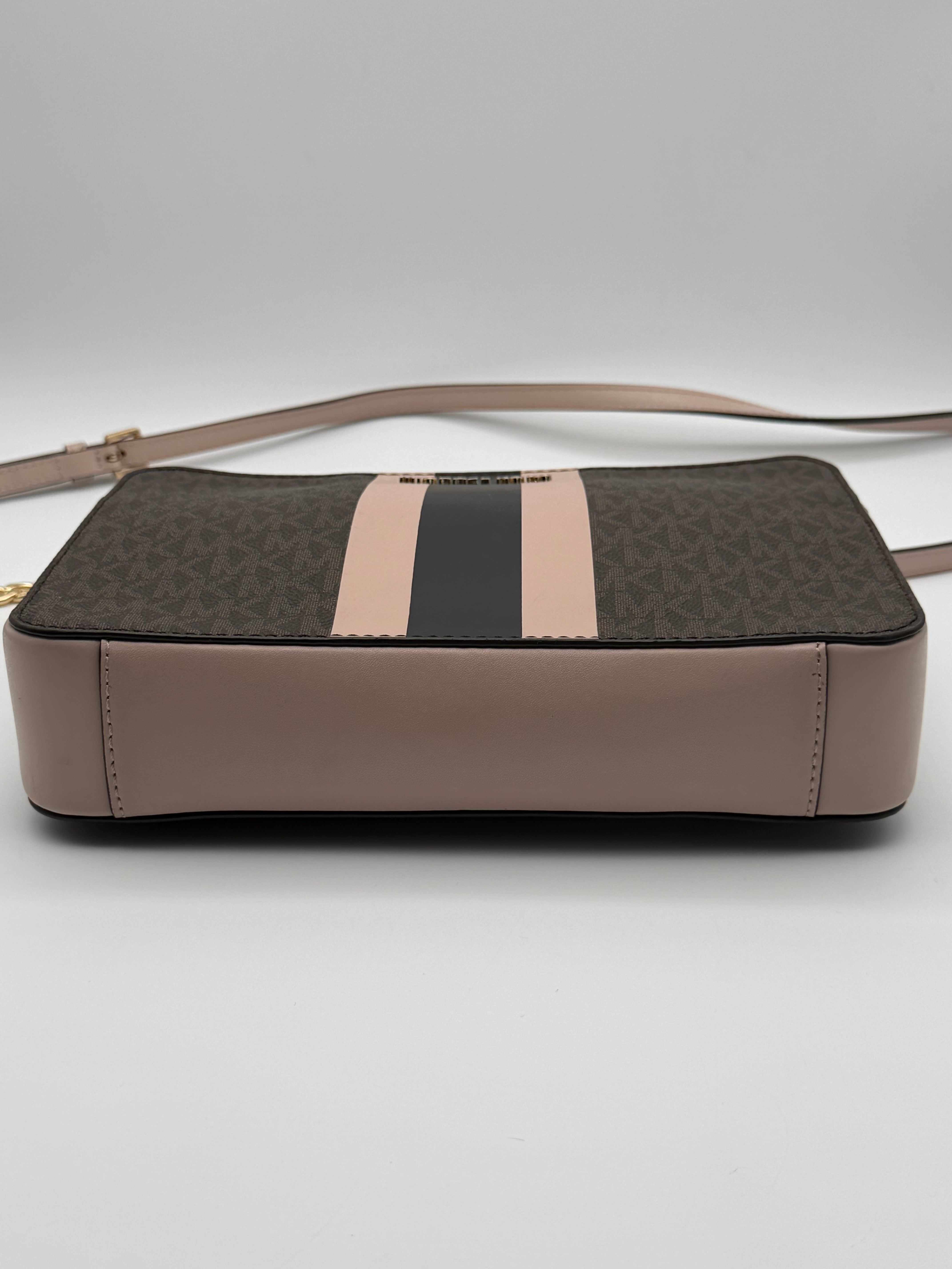 Michael Kors Borsa Jet Set Camera Bag Medium in Edizione a Righe e stampa MK All-Over