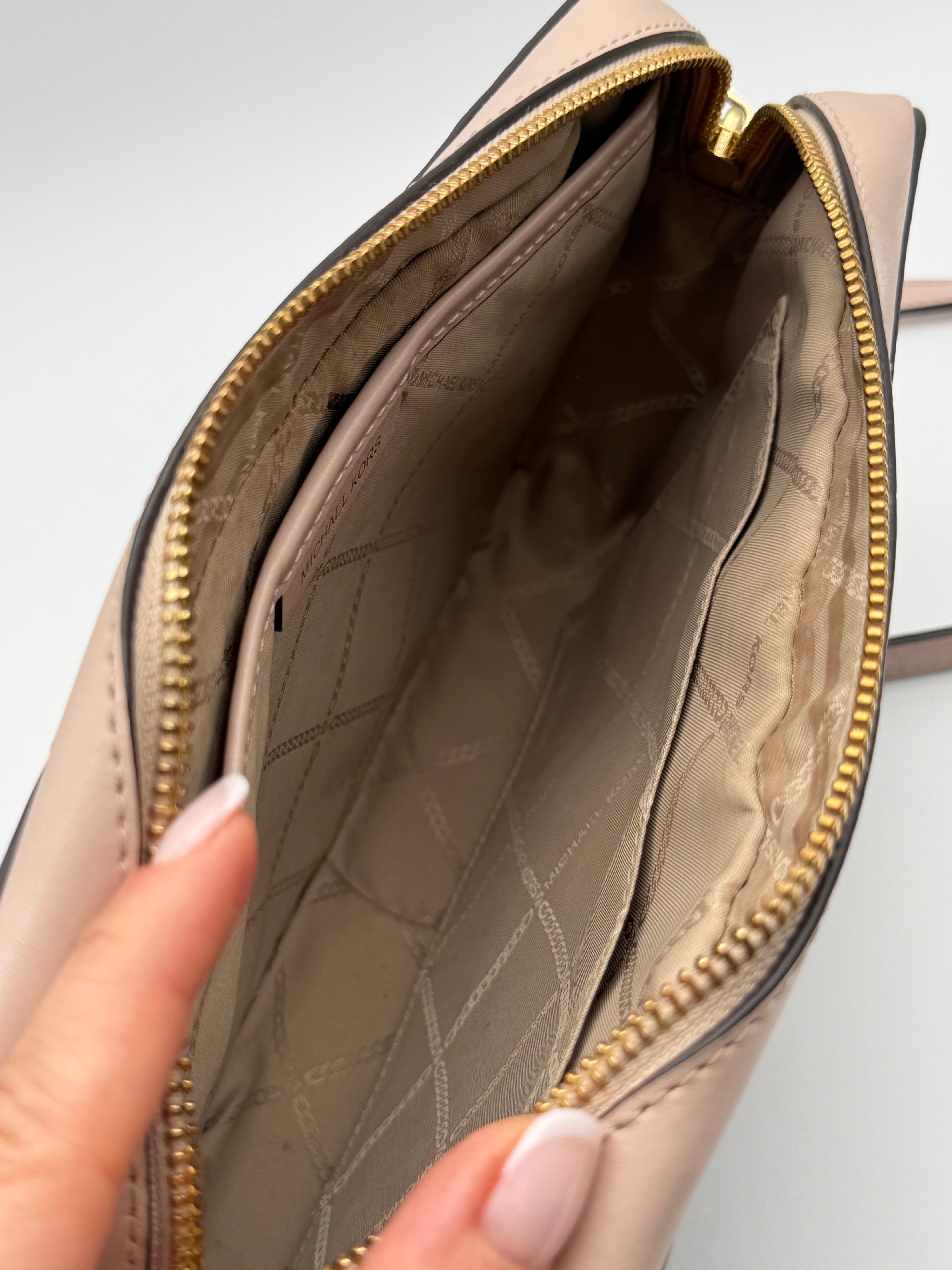 Michael Kors Borsa Jet Set Camera Bag Medium in Edizione a Righe e stampa MK All-Over