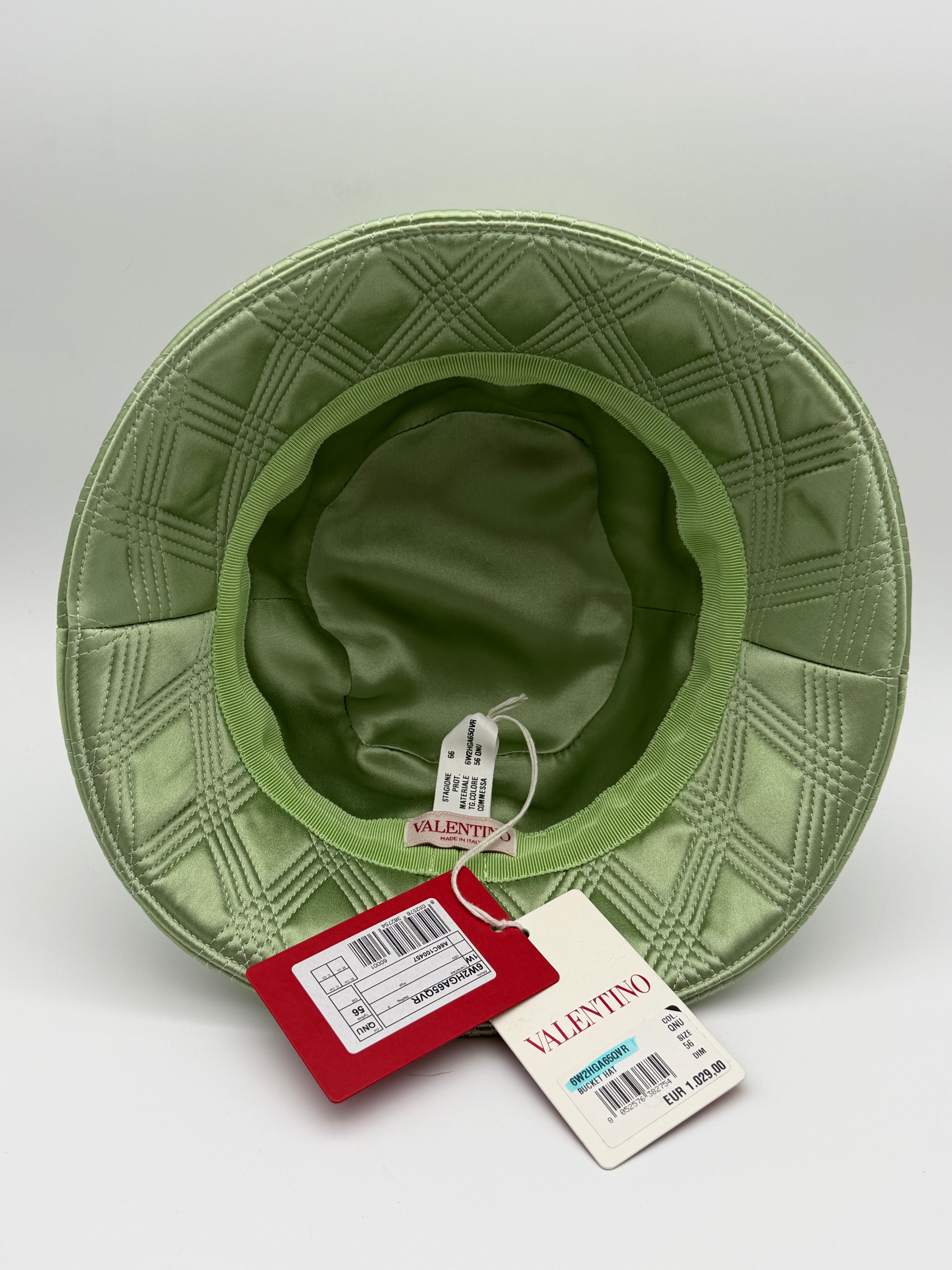 Valentino Garavani Cappello in tessuto trapuntato color verde con mini logo V