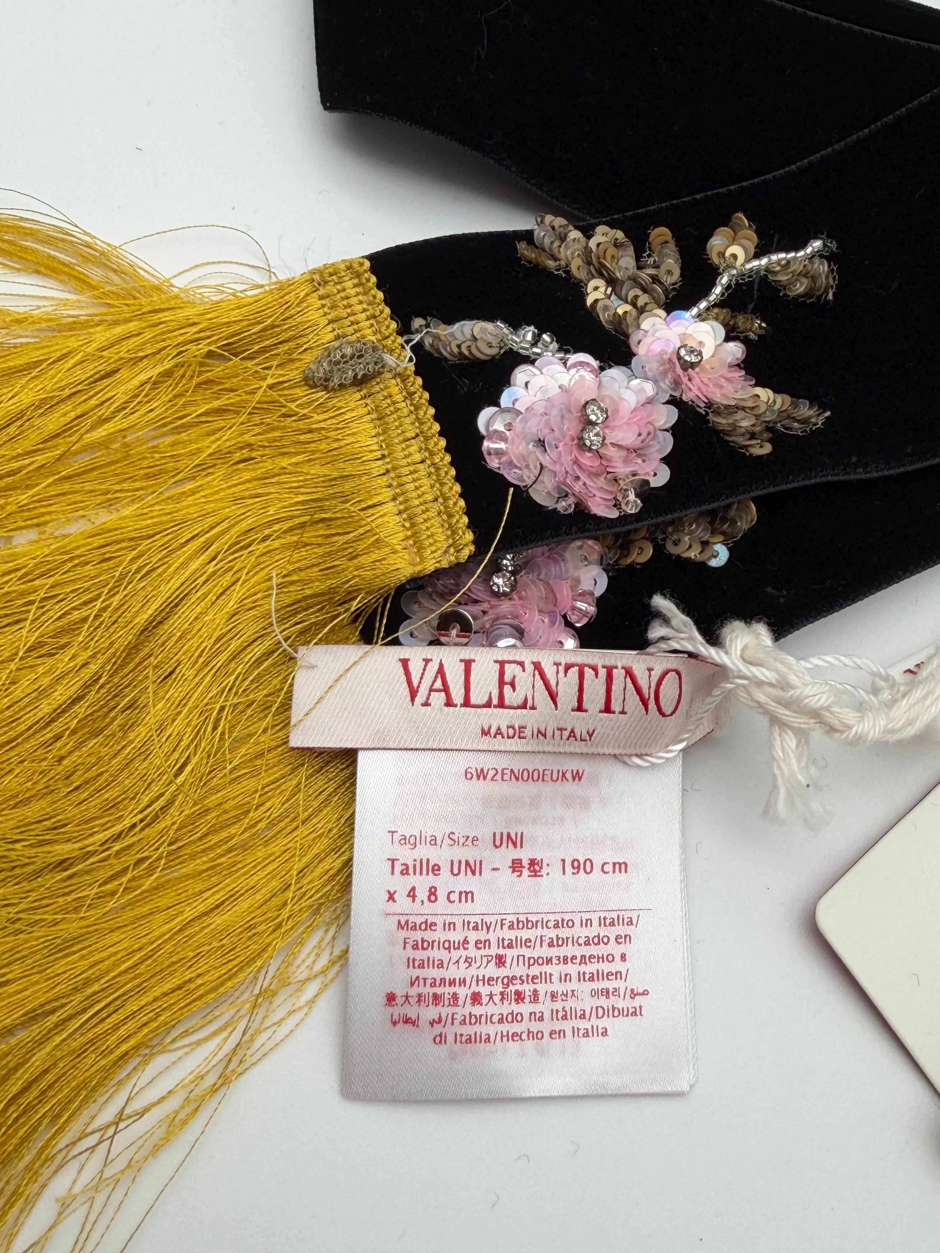 Valentino Garavani Sciarpa sottile in velluto nero con ricamo floreale e frange
